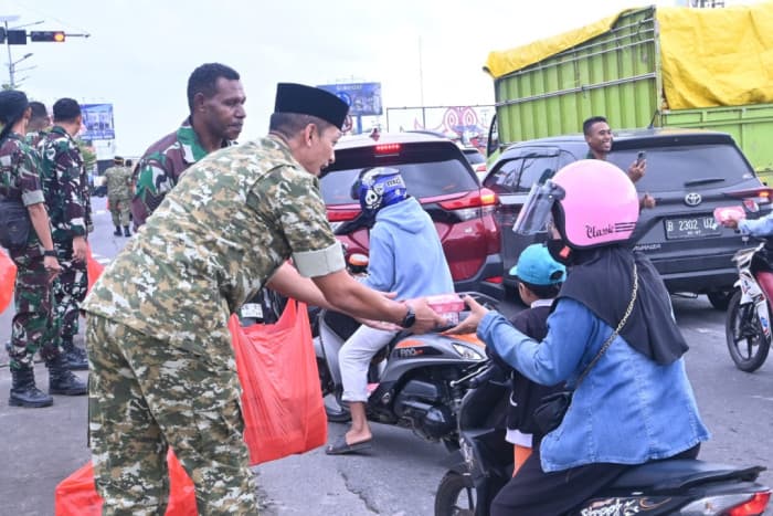 Lanud Sultan Hasanuddin Bagikan Takjil untuk Masyarakat Makassar