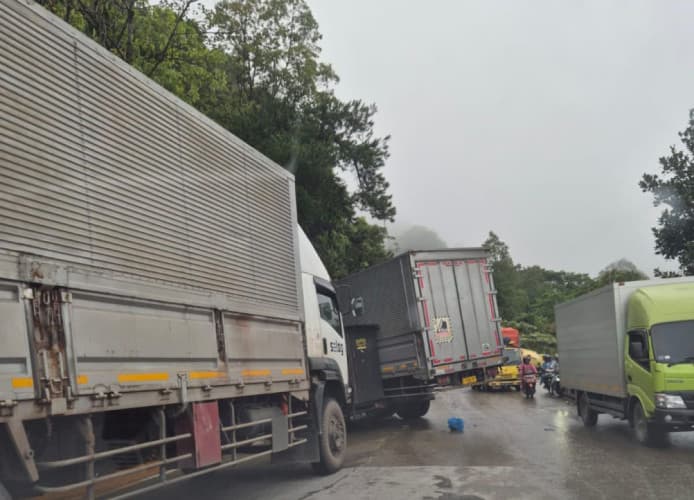 Kecelakaan Beruntun di Sitinjau Lauik, 8 Kendaraan Ringsek