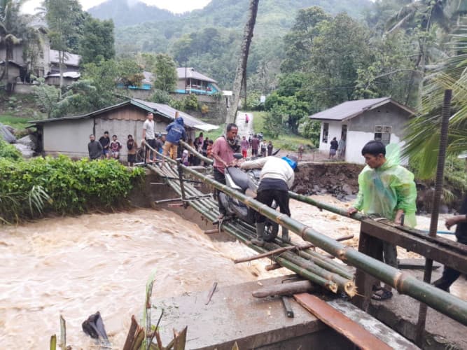 Satu Jembatan Putus, 56 KK Warga Koto Hilalang Kabupaten Solok Terisolasi