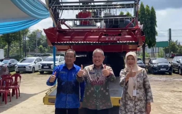 Petani di Bandar Lampung Terima Bantuan Mesin Pemanen Padi Modern