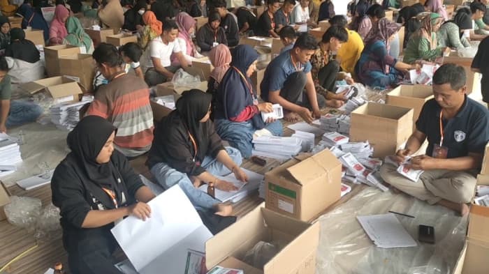 KPU Kabupaten Solok Rampungkan Sortir dan Lipat Surat Suara Pemilu 2024