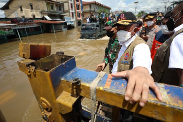 Kepala BNPB Berikan Bantuan untuk Banjir di Kalimantan Barat