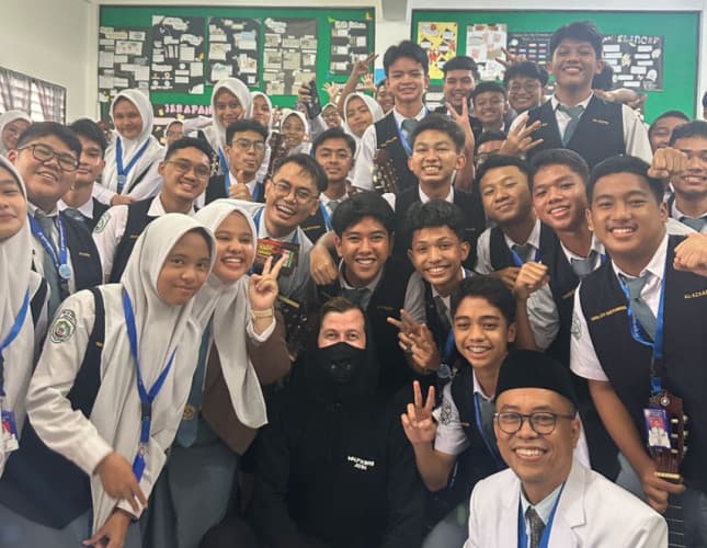 Alan Walker Sambangi Guru Dan Siswa Al-Azhar Karena Viral Bawakan Lagu Miliknya