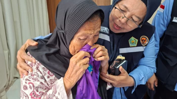 Kasih Sayang Petugas Haji: Kisah Mengharukan Ibu Bara, Jemaah Lansia Risti dari Makassar