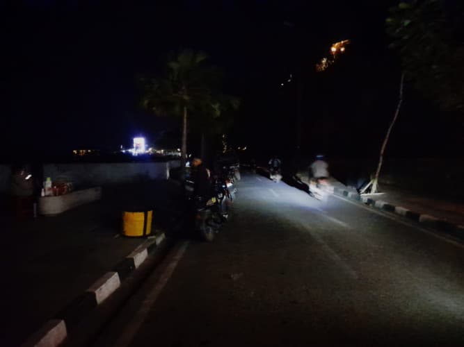 Lampu Jalan Tidak Menyala, Turis di Labuan Bajo Gunakan Senter pada Malam Hari