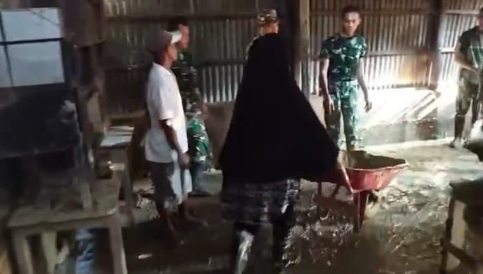 Potret Ibu-ibu dan TNI Bersihkan Banjir Aceh