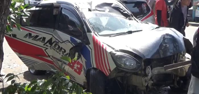 Tabrak Pohon, Truk Kontainer Terguling di Desa Lobong