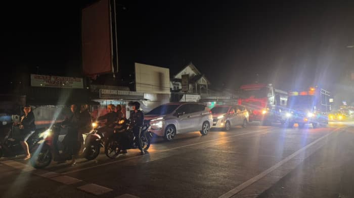 Arus Kendaraan di Simpang Ajibarang Ramai Lancar, Antrean Terjadi di SPBU