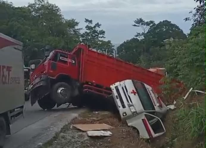 Ambulans Pembawa Korban Banjir Terlibat Kecelakaan di Sitinjau Lauik