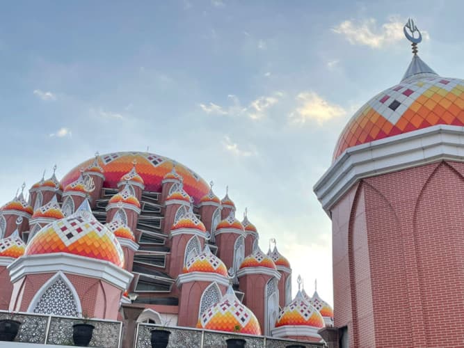 Masjid Unik di Makassar? Yuk, Kunjungi Masjid 99 Kubah!
